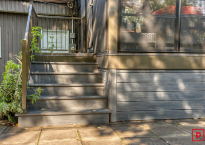 Escalier extérieur et jupe de patio en composite