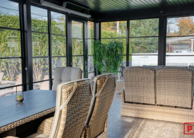Intérieur agréable d'un solarium 3 saisons