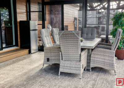 Intérieur agréable d'un solarium 3 saisons