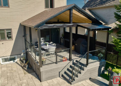 Abri extérieur pour patio couvert avec toiture en bardeau d'asphalte