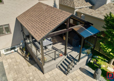 Abri extérieur pour patio couvert avec toiture en bardeau d'asphalte