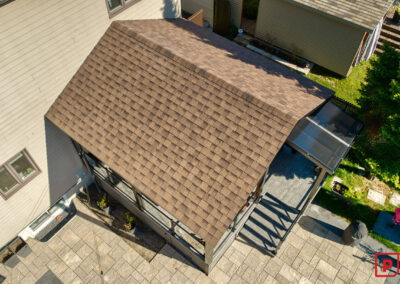 Abri extérieur pour patio couvert avec toiture en bardeau d'asphalte