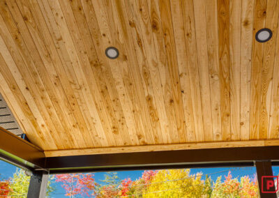 Plafond en pin teint