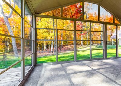 Fermeture d'un abri extérieur avec des fenêtres de vinyle et moustiquaires