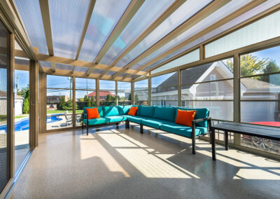 Fermeture d'un solarium avec des fenêtres de vinyle et moustiquaires