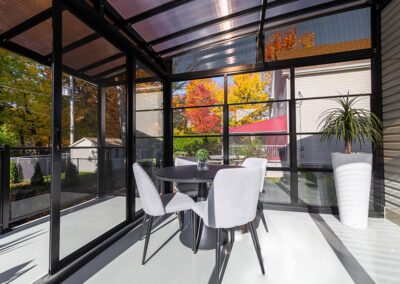 Semi-fermeture d'un solarium avec des fenêtres de vinyle et moustiquaires