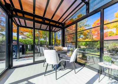 Semi-fermeture d'un solarium avec des fenêtres de vinyle et moustiquaires