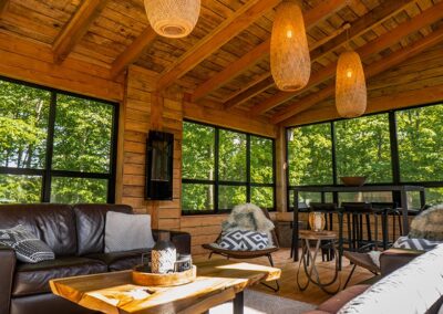 Intérieur d'un projet avec des fenêtres 3 saisons