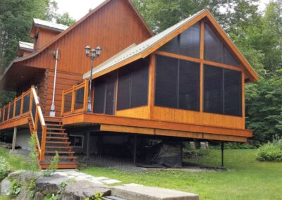 fermeture d'un abri extérieur avec des fenêtres de vinyle et moustiquaires