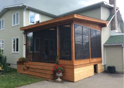 fermeture d'un abri extérieur de patio avec des fenêtres de vinyle et moustiquaires