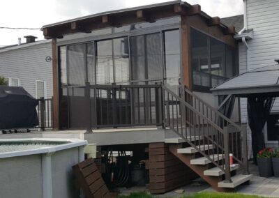 Fermeture d'un patio avec des fenêtres de vinyle et moustiquaires