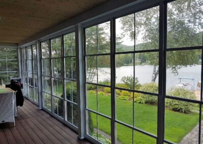 Fermeture d'un espace résidentiel avec des fenêtres 3 saisons