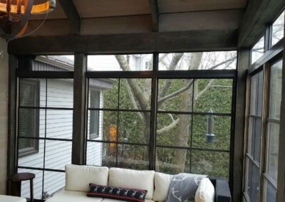 Fermeture d'un espace résidentiel avec des fenêtres 3 saisons