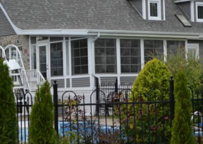 Prolongement de la maison avec un abri complètement fermé