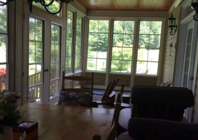 Prolongement de la maison avec un abri complètement fermé