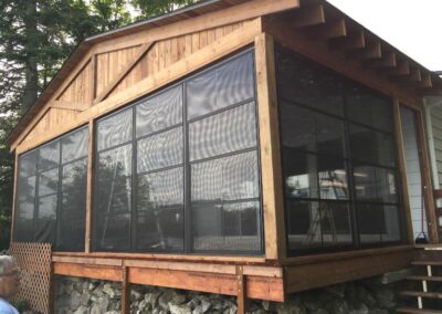 Fermeture d'un patio couvert avec fenêtres 3 saisons