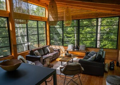 Intérieur d'un projet avec des fenêtres 3 saisons