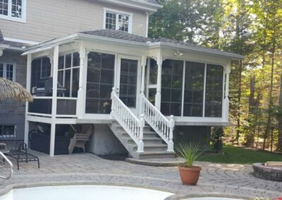 Fermeture d'un patio couvert avec fenêtres et moustiquaires