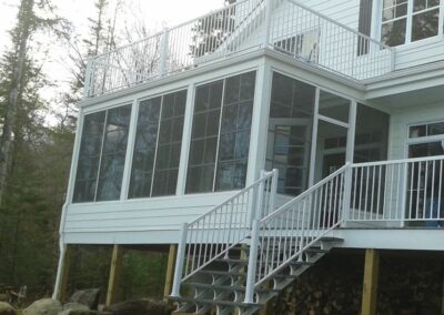 Fermeture d'un patio couvert avec fenêtres et moustiquaires