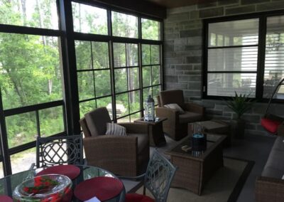 Intérieur d'un patio couvert avec fenêtres et moustiquaires