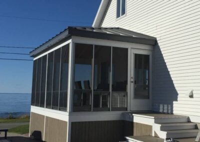 Abri extérieur avec toiture métallique et fenêtres 3 saisons