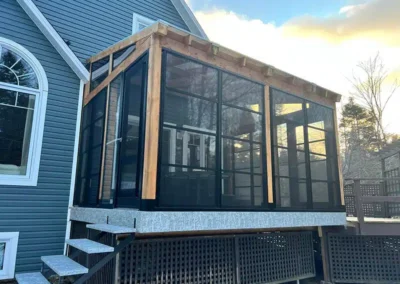 Abri extérieur en bois avec toiture métallique et fenêtres 3 saisons