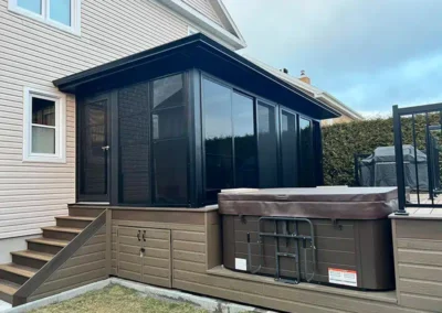 Patio couvert avec portes et fenêtres 3 saisons