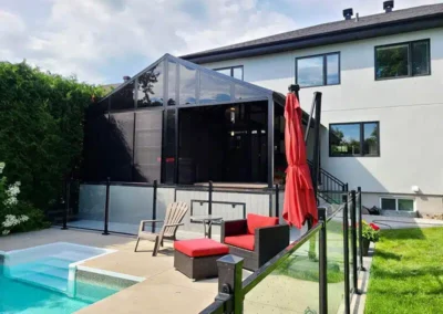 Patio couvert avec une semi-fermeture de fenêtres 3 saisons