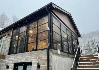 Patio complètement fermé grâce aux fenêtres Tendal