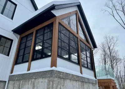 Patio extérieur fermé et couvert sous la neige