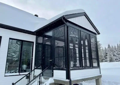 Patio extérieur fermé et couvert sous la neige