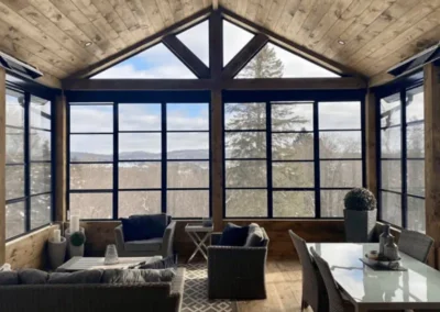 Intérieur d'un patio extérieur fermé et couvert sous la neige