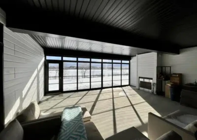 Fermeture d'un espace intérieur avec fenêtres 3 saisons