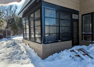 Fermeture d'un espace intérieur avec fenêtres 3 saisons