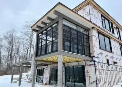 Fermeture d'un patio extérieur avec fenêtres 3 saisons