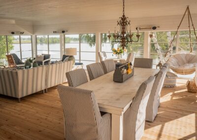 Intérieur d'un solarium avec fenêtres vérandas