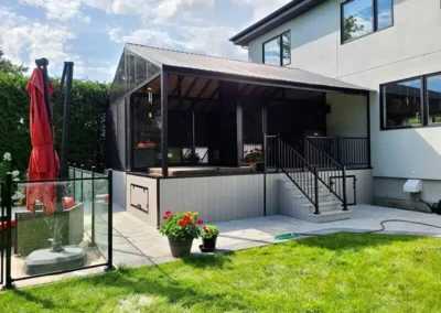 Patio couvert avec une semi-fermeture de fenêtres 3 saisons