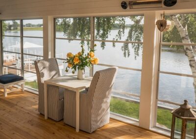 Intérieur d'un solarium avec fenêtres vérandas