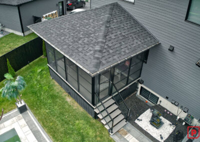 Solarium 3 saisons avec toiture en bardeau d'asphalte