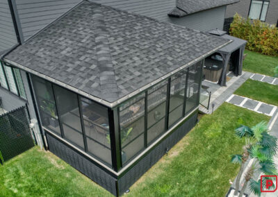 Solarium avec toiture en bardeau d'asphalte et avec des fenêtres 3 saisons