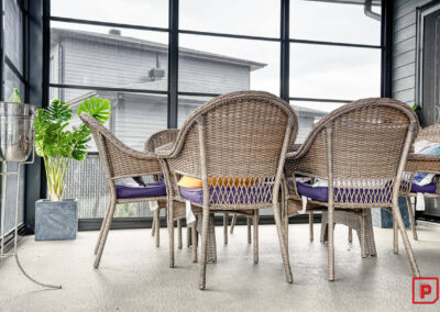 L'intérieur chaleureux d'un solarium 3 saisons