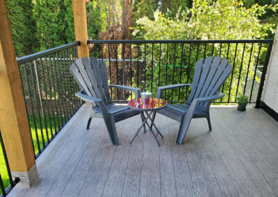 Rampes avec barreaux sur un patio en membrane PVC