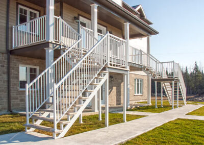 Rampes avec barreaux pour bâtiment de multilogements