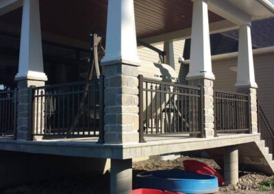 Rampes en aluminium pour un patio couvert