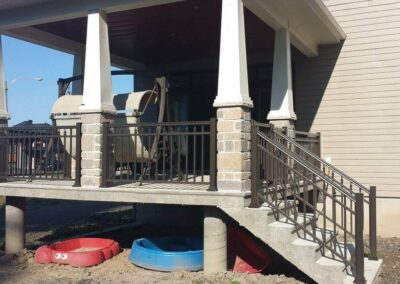 Rampes en aluminium pour un patio couvert