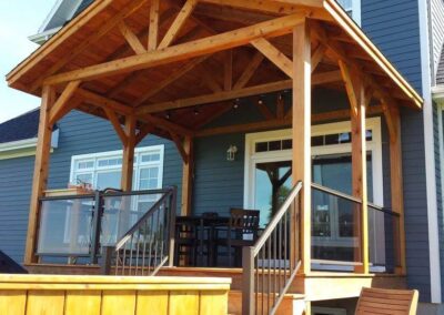 Rampes en verre et avec barreaux pour patio couvert