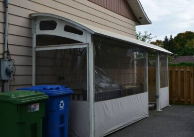 Auvent d'entrée avec rideaux