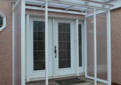 Abri d'entrée fermé sur 2 profils