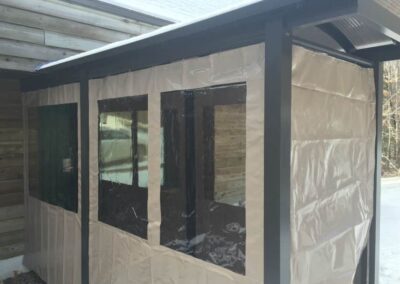 Abri d'entrée avec rideaux