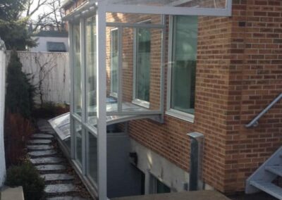 Auvent d'entrée au sous-sol